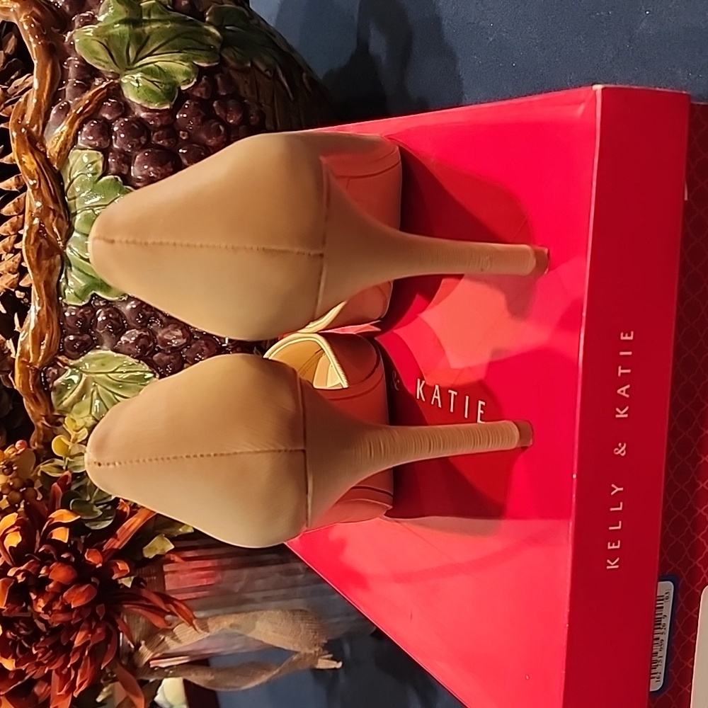 Kelly & Katie Taupe Heels Size 9 - Picture 3 of 6